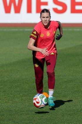 07 04 2026, xgrfx, Football DFB Media Dates, German Womens National Team Training v l Laura Freigang German Womens National Team DFL DFB REGULATIONS PROHIBIT ANY USE OF PHOTOGRAPHS as IMAGE SEQUENCES and or QUASI VIDEO Herzogenaurach