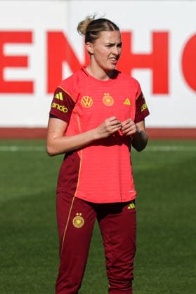 07 04 2026, xgrfx, Football DFB Media Dates, German Womens National Team Training v l Laura Freigang German Womens National Team DFL DFB REGULATIONS PROHIBIT ANY USE OF PHOTOGRAPHS as IMAGE SEQUENCES and or QUASI VIDEO Herzogenaurach
