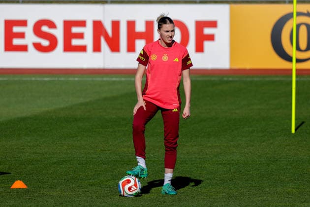 07 04 2026, xgrfx, Football DFB Media Dates, German Womens National Team Training v l Laura Freigang German Womens National Team DFL DFB REGULATIONS PROHIBIT ANY USE OF PHOTOGRAPHS as IMAGE SEQUENCES and or QUASI VIDEO Herzogenaurach