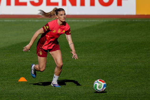 07 04 2026, xgrfx, Football DFB Media Dates, German Womens National Team Training v l Selina Cerci German Womens National Team DFL DFB REGULATIONS PROHIBIT ANY USE OF PHOTOGRAPHS as IMAGE SEQUENCES and or QUASI VIDEO Herzogenaurach