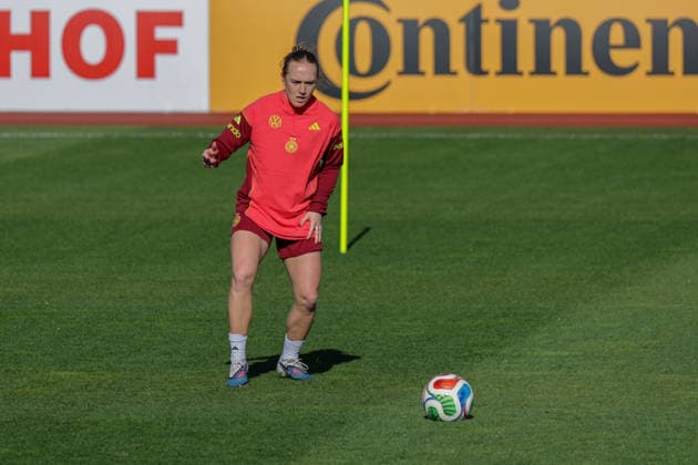 07 04 2026, xgrfx, Football DFB Media Dates, German Womens National Team Training v l Lisanne Gräwe German Womens National Team DFL DFB REGULATIONS PROHIBIT ANY USE OF PHOTOGRAPHS as IMAGE SEQUENCES and or QUASI VIDEO Herzogenaurach