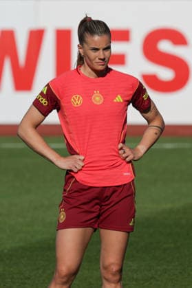 07 04 2026, xgrfx, Football DFB Media Dates, German Womens National Team Training v l Selina Cerci German Womens National Team DFL DFB REGULATIONS PROHIBIT ANY USE OF PHOTOGRAPHS as IMAGE SEQUENCES and or QUASI VIDEO Herzogenaurach