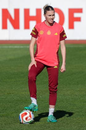 07 04 2026, xgrfx, Football DFB Media Dates, German Womens National Team Training v l Laura Freigang German Womens National Team DFL DFB REGULATIONS PROHIBIT ANY USE OF PHOTOGRAPHS as IMAGE SEQUENCES and or QUASI VIDEO Herzogenaurach