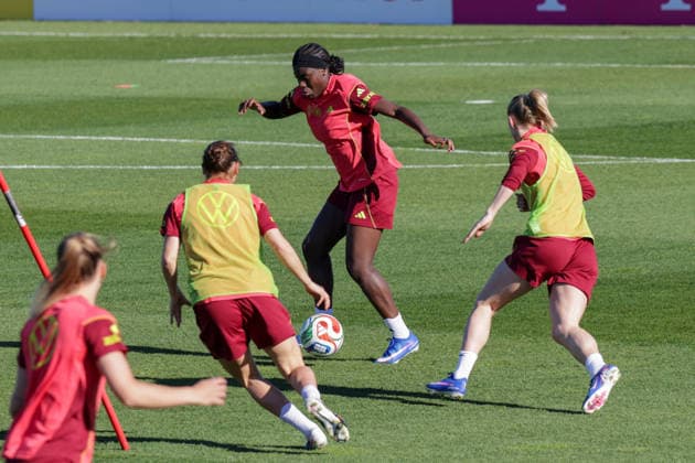 07 04 2026, xgrfx, Football DFB Media Dates, German Womens National Team Training v l Nicole Anyomi German Womens National Team DFL DFB REGULATIONS PROHIBIT ANY USE OF PHOTOGRAPHS as IMAGE SEQUENCES and or QUASI VIDEO Herzogenaurach