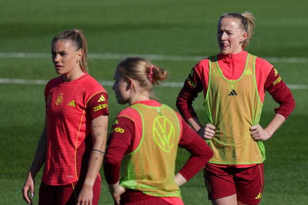 07 04 2026, xgrfx, Football DFB Media Dates, German Womens National Team Training f l Selina Cerci, Jella Veit, Lea Schüller German Womens National Team DFL DFB REGULATIONS PROHIBIT ANY USE OF PHOTOGRAPHS as IMAGE SEQUENCES and or QUASI VIDEO Herzogenaurach