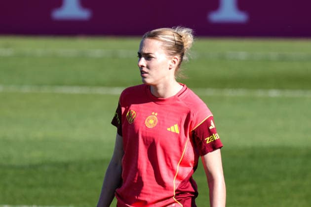 07 04 2026, xgrfx, Football DFB Media Dates, German Womens National Team Training v l Laura Freigang German Womens National Team DFL DFB REGULATIONS PROHIBIT ANY USE OF PHOTOGRAPHS as IMAGE SEQUENCES and or QUASI VIDEO Herzogenaurach