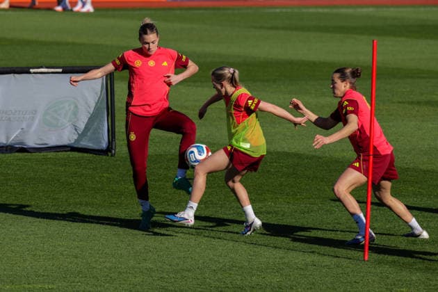 07 04 2026, xgrfx, Football DFB Media Dates, German Womens National Team Training f l Laura Freigang, Elisa Senß, Carlotta Carlotta Wamser German Womens National Team DFL DFB REGULATIONS PROHIBIT ANY USE OF PHOTOGRAPHS as IMAGE SEQUENCES and or QUASI VIDEO Herzogenaurach