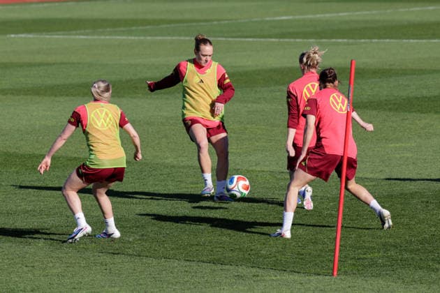 07 04 2026, xgrfx, Football DFB Media Dates, German Womens National Team Training v l Lisanne Gräwe German Womens National Team DFL DFB REGULATIONS PROHIBIT ANY USE OF PHOTOGRAPHS as IMAGE SEQUENCES and or QUASI VIDEO Herzogenaurach