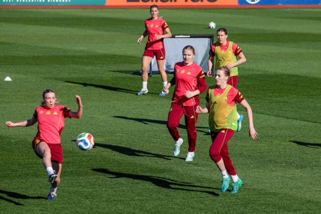 07 04 2026, xgrfx, Football DFB Media Dates, German Womens National Team Training f l Elisa Senß, Jella Veit, Laura Freigang German Womens National Team DFL DFB REGULATIONS PROHIBIT ANY USE OF PHOTOGRAPHS as IMAGE SEQUENCES and or QUASI VIDEO Herzogenaurach