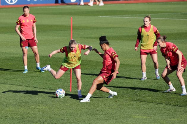 07.04.2026, xgrfx, Fussball DFB-Medientermine, Deutsche Frauennationalmannschaft - Training v.l. Elisa Senß, Shekiera Martinez (Deutsche Frauennationalmannschaft) (DFL DFB REGULATIONS PROHIBIT ANY USE OF PHOTOGRAPHS as IMAGE SEQUENCES and or QUASI-VIDEO) Herzogenaurach *** 07 04 2026, xgrfx, Football DFB Media Dates, German Womens National Team Training v l Elisa Senß, Shekiera Martinez German Womens National Team DFL DFB REGULATIONS PROHIBIT ANY USE OF PHOTOGRAPHS as IMAGE SEQUENCES and or QUASI VIDEO Herzogenaurach