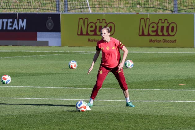 07 04 2026, xgrfx, Football DFB Media Dates, German Womens National Team Training v l Laura Freigang German Womens National Team DFL DFB REGULATIONS PROHIBIT ANY USE OF PHOTOGRAPHS as IMAGE SEQUENCES and or QUASI VIDEO Herzogenaurach