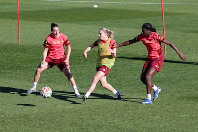 07 04 2026, xgrfx, Football DFB Media Dates, German Womens National Team Training f l Carlotta Wamser, Elisa Senß, Nicole Anyomi German Womens National Team DFL DFB REGULATIONS PROHIBIT ANY USE OF PHOTOGRAPHS as IMAGE SEQUENCES and or QUASI VIDEO Herzogenaurach