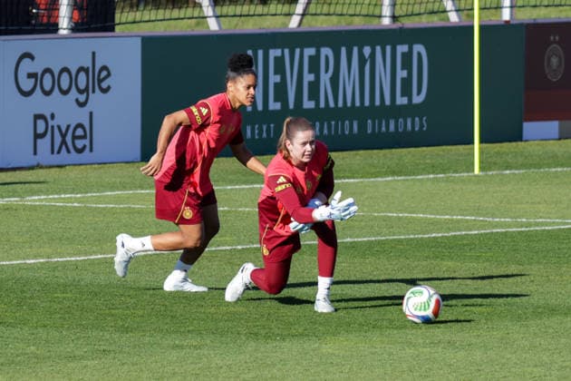 07 04 2026, xgrfx, Football DFB Media Dates, German Womens National Team Training v l Shekiera Martinez, Stina Johannes German Womens National Team DFL DFB REGULATIONS PROHIBIT ANY USE OF PHOTOGRAPHS as IMAGE SEQUENCES and or QUASI VIDEO Herzogenaurach