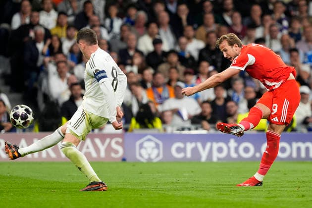Real Madrid CF s Federico Valverde (l) and Bayern Munchen™s Harry Kane during Champions League 2025 2026, Quarter-finals, first Leg match. April 7, 2026 (202604071169)