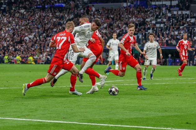 Federico Santiago Valverde Dipetta 7 Real Madrid in duel with Konrad Laimer 27 FC Bayern Muenchen and Jonathan Tah 4 FC Bayern Muenchen l, with Joshua Kimmich 6 FC Bayern Muenchen , Real Madrid vs FC Bayern Muenchen, Football, Men, UEFA Champions League, Season 2025 2026, Quarter Final First Leg Quarter Finals 1st Leg , 07 04 2026 Madrid Madrid Spain Copyright: xkolbert-press MartinxAgüerax