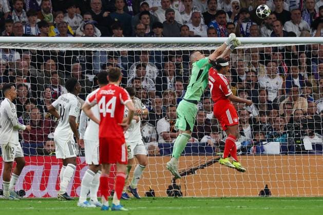 Andriy Lunin 13 Real Madrid holds a ball in front of Serge Gnabry 7 FC Bayern Muenchen , Real Madrid vs FC Bayern Muenchen, Football, Men, UEFA Champions League, Season 2025 2026, Quarter Final First Leg Quarter Finals 1st Leg , 07 04 2026 Madrid Madrid Spain Copyright: xkolbert-press MartinxAgüerax