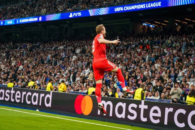 Spanien: Fussball UEFA Champions League 2025 2026, Viertelfinale - Real Madrid vs FC Bayern München - Bernabeu (Madrid): Tor und Torjubel zum 0:2 durch Harry Kane (FC Bayern München, 9) Freude, Emotionen, Jubel *** Spain Football UEFA Champions League 2025 2026, quarter-final Real Madrid vs FC Bayern Munich Bernabeu Madrid Goal and goal celebration to 0 2 by Harry Kane FC Bayern Munich, 9 Joy, emotions, jubilation Copyright: xJOERANxSTEINSIEKx
