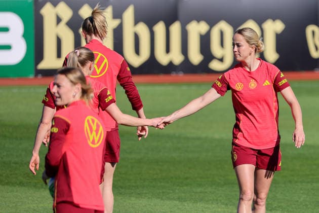 Herzogenaurach, Germany 07 April 2026 Open training session for the German womens national soccer team in preparation for the World Cup qualifiers Pictured from left Copyright: HMBxMedia MadeleinexFantini