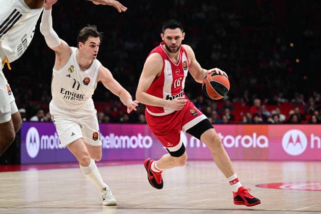 EuroLeague Basketball, Olympiacos Piraeus vs Real Madrid - Kostas Papanikolau, 16 of Olympiacos Piraeus in action against Mario Hezonja, 11 of Real Madrid during the Euroleague regular season basketball match between Olympiacos Piraeus and Real Madrid held at Peace and Friendship Stadium in Piraeus, Grecee, 7 April 2026. PIRAEUS Greece Copyright: xOnexInchxProductionsx 6928955