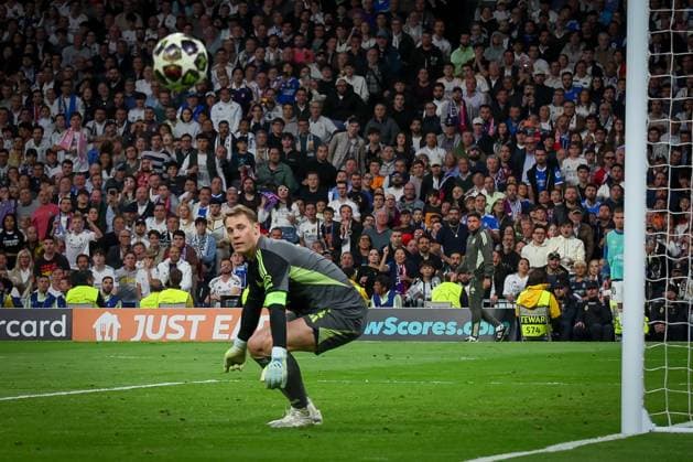 Manuel Neuer 1 FC Bayern Muenchen looks after a ball after a save, Action, Real Madrid vs FC Bayern Muenchen, Football, Men, UEFA Champions League, Season 2025 2026, Quarterfinal First Leg Quarter Finals 1st Leg , 07 04 2026 Madrid Madrid Spain Copyright: xkolbert-press MartinxAgüerax