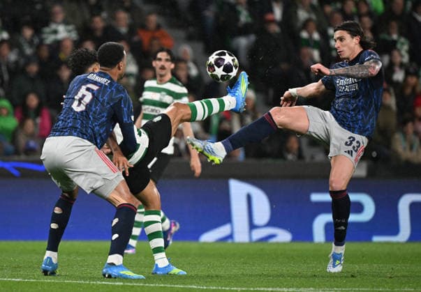 Sporting v Arsenal - UEFA Champions League LISBON, PORTUGAL - APRIL 07: Riccardo Calafiori of Arsenal challenges for the ball during the UEFA Champions League 2025 26 Quarter-Final First Leg match between Sporting Clube de Portugal and Arsenal FC at Estadio Jose Alvalade on April 07, 2026 in Lisbon, Portugal. Alex Juarez Anadolu Lisbon Portugal. Editorial use only. Please get in touch for any other usage.  Copyright: x2026xAnadoluxAlexxJuarezx