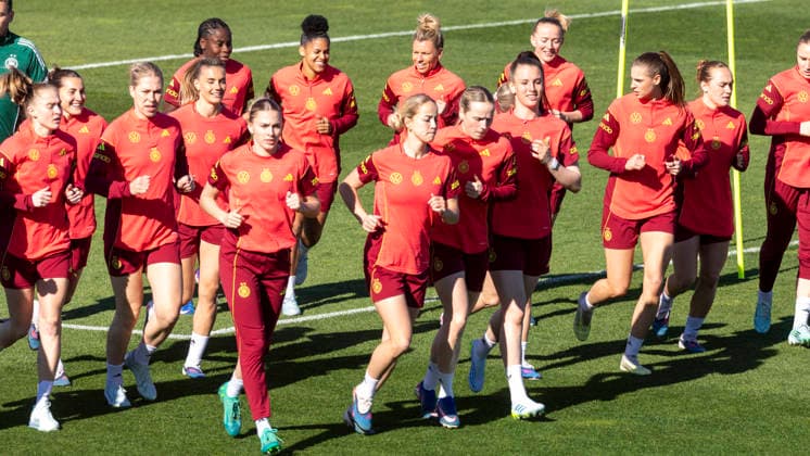 Report 07 04 2026 Training kick-off of the German womens national soccer team on the occasion of the World Cup qualifiers against Austria with a public training session at the Adi Dassler Stadium at adidas in Herzogenaurach Everyone is warming up Herzogenaurach Bavaria Germany