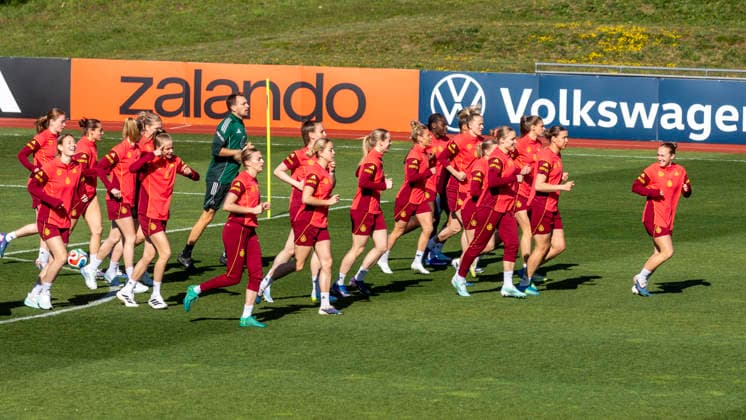 Report 07 04 2026 Training kick-off of the German womens national soccer team on the occasion of the World Cup qualifiers against Austria with a public training session at the Adi Dassler Stadium at adidas in Herzogenaurach Everyone is warming up Herzogenaurach Bavaria Germany