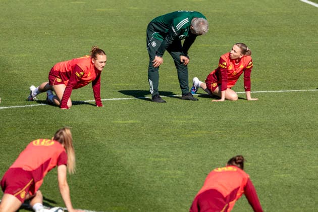 Report 07 04 2026 Training kick-off of the German womens national soccer team on the occasion of the World Cup qualifiers against Austria with a public training session at the Adi Dassler Stadium at adidas in Herzogenaurach Christian Wück in conversation with Elisa Senss Herzogenaurach Bavaria Germany