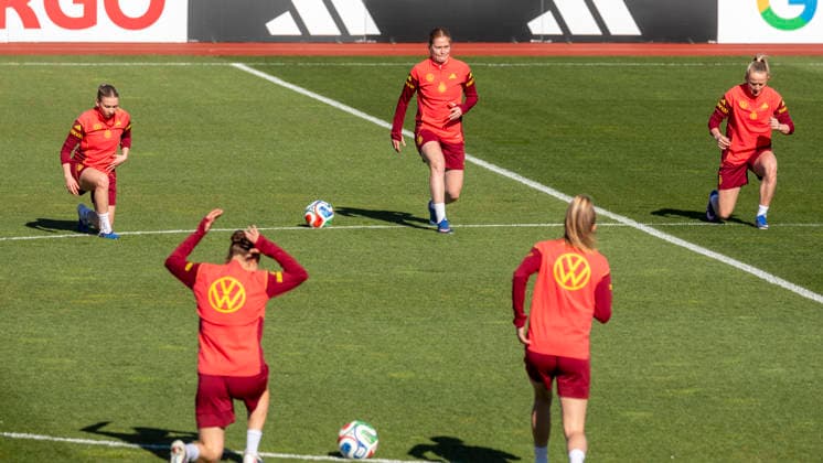 Report 07 04 2026 Training kick-off of the German womens national soccer team on the occasion of the World Cup qualifiers against Austria with a public training session at the Adi Dassler Stadium at adidas in Herzogenaurach Stretching in the sunshine Herzogenaurach Bavaria Germany