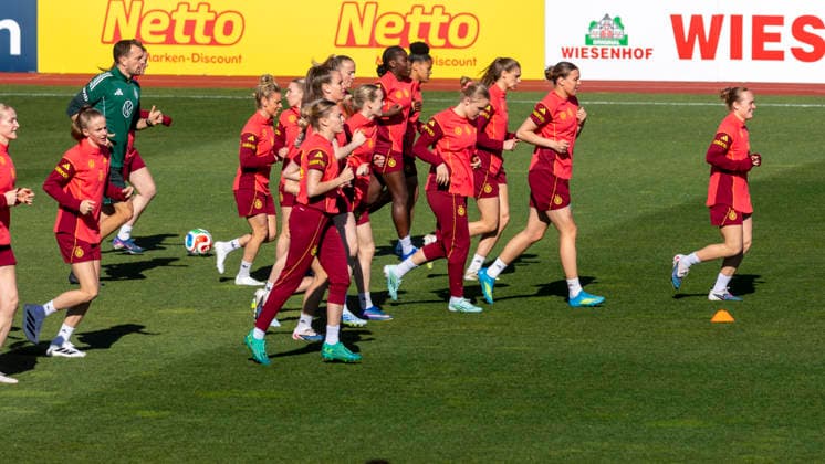 Report 07 04 2026 Training kick-off of the German womens national soccer team on the occasion of the World Cup qualifiers against Austria with a public training session at the Adi Dassler Stadium at adidas in Herzogenaurach Everyone is warming up Herzogenaurach Bavaria Germany
