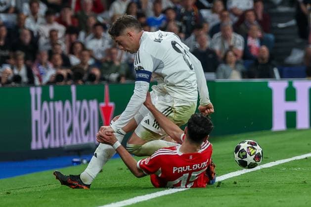 Alexandar Pavlovic 45 FC Bayern Muenchen grabs a ball away from the sideline, with Federico Santiago Valverde Dipetta 7 Real Madrid , Real Madrid vs FC Bayern Muenchen, Football, Men, UEFA Champions League, 2025 2026 Season, Quarter Final First Leg Quarter Finals 1st Leg , 07 04 2026 Madrid Madrid Spain Copyright: xkolbert-press MartinxAgüerax