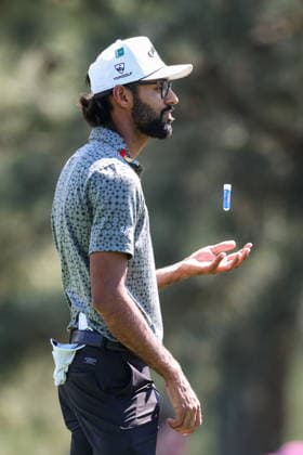Masters Tournament golf - practice round Akshay Bhatia of the USA tosses his chapstick during a practice round for the 2026 Masters Tournament at the Augusta National Golf Club in Augusta, Georgia, USA, 07 April 2026. The Masters golf tournament begins on 09 April 2026. AUGUSTA GEORGIA United States  Copyright: xERIKxS.xLESSERx