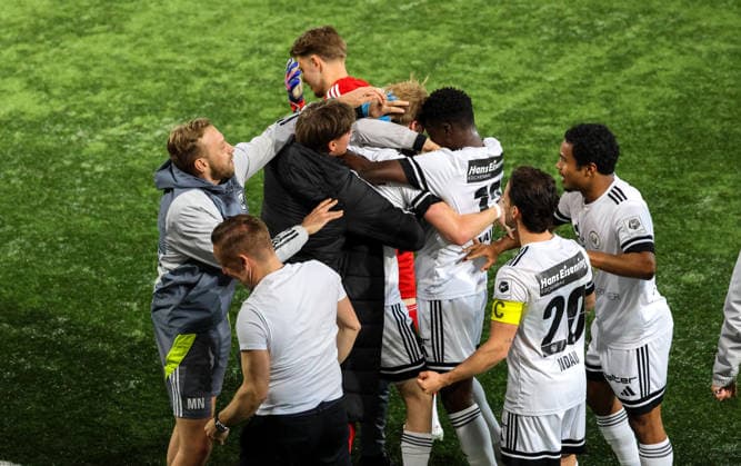 Sport Bilder des Tages #2 Fussball: Schweiz: dieci Challenge League 2025 2026 - 29. Spieltag, 07.04.2026 - FC Wil 1900 vs. NeuchÃ¢tel Xamax FCS - Lidl Sportpark Bergholz (Wil, Schweiz); Mannschaft des FC Wil jubelt gemeinsam Wil SG Lidl Sportpark Bergholz St. Gallen Schweiz *** Football Switzerland dieci Challenge League 2025 2026 29 Matchday, 07 04 2026 FC Wil 1900 vs Neuchâtel Xamax FCS Lidl Sportpark Bergholz Wil, Switzerland Team of FC Wil cheers together Wil SG Lidl Sportpark Bergholz St Gallen Switzerland Copyright: xAmiirxAmedjouax