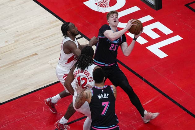 Miami Heat vs Toronto Raptors - NBA, Basketball Herren, USA TORONTO, CANADA - APRIL 7 : Kasparas Jakucionis (25) of Miami Heat in action during the NBA basketball game between Miami Heat and Toronto Raptors at the Scotiabank Arena on April 7, 2026 in Toronto, Ontario, Canada. Mert Alper Dervis Anadolu Toronto Canada. Editorial use only. Please get in touch for any other usage.  Copyright: x2026xAnadoluxMertxAlperxDervisx