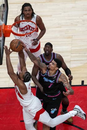 Miami Heat vs Toronto Raptors - NBA, Basketball Herren, USA TORONTO, CANADA - APRIL 7 : Scottie Barnes (4) of Toronto Raptors in action against Kel el Ware (7) of Miami Heat during the NBA basketball game between Miami Heat and Toronto Raptors at the Scotiabank Arena on April 7, 2026 in Toronto, Ontario, Canada. Mert Alper Dervis Anadolu Toronto Canada. Editorial use only. Please get in touch for any other usage.  Copyright: x2026xAnadoluxMertxAlperxDervisx
