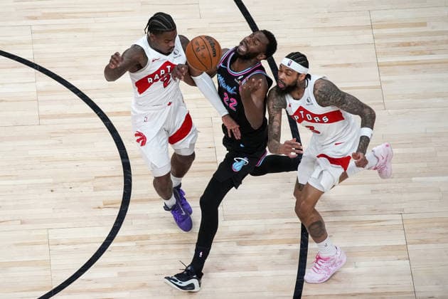Miami Heat vs Toronto Raptors - NBA, Basketball Herren, USA TORONTO, CANADA - APRIL 7 : Andrew Wiggins (22) of Miami Heat in action against Jamal Shead (23) and Brandon Ingram (3) of Toronto Raptors during the NBA basketball game between Miami Heat and Toronto Raptors at the Scotiabank Arena on April 7, 2026 in Toronto, Ontario, Canada. Mert Alper Dervis Anadolu Toronto Canada. Editorial use only. Please get in touch for any other usage.  Copyright: x2026xAnadoluxMertxAlperxDervisx