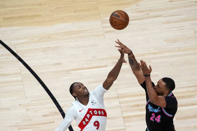 Miami Heat vs Toronto Raptors - NBA, Basketball Herren, USA TORONTO, CANADA - APRIL 7 : RJ Barrett (9) of Toronto Raptors in action against Norman Powell (24) of Miami Heat during the NBA basketball game between Miami Heat and Toronto Raptors at the Scotiabank Arena on April 7, 2026 in Toronto, Ontario, Canada. Mert Alper Dervis Anadolu Toronto Canada. Editorial use only. Please get in touch for any other usage.  Copyright: x2026xAnadoluxMertxAlperxDervisx