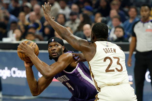 NBA, Basketball Herren, USA - Sacramento Kings at Golden State Warriors Sacramento Kings forward Precious Achiuwa (L) in action against Golden State Warriors forward Draymond Green (R) during the first half of an NBA game in San Francisco, California, USA, 07 April 2026. SAN FRANCISCO CALIFORNIA United States  Copyright: xJOHNxG.xMABANGLOx