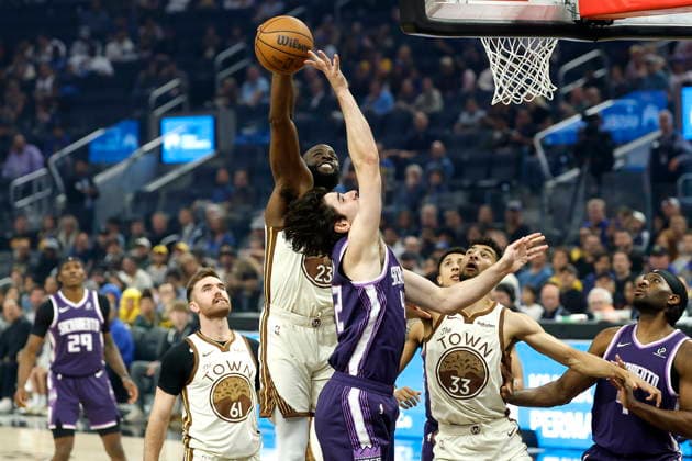 NBA, Basketball Herren, USA - Sacramento Kings at Golden State Warriors Golden State Warriors forward Draymond Green (L‘C) blocks a shot by Sacramento Kings center Maxime Raynaud (R‘C) during the first half of an NBA game in San Francisco, California, USA, 07 April 2026. SAN FRANCISCO CALIFORNIA United States  Copyright: xJOHNxG.xMABANGLOx