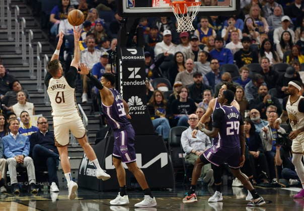 NBA, Basketball Herren, USA - Sacramento Kings at Golden State Warriors Golden State Warriors guard Pat Spencer (L) shoots for two points against the Sacramento Kings during the first half of an NBA game in San Francisco, California, USA, 07 April 2026. SAN FRANCISCO CALIFORNIA United States  Copyright: xJOHNxG.xMABANGLOx