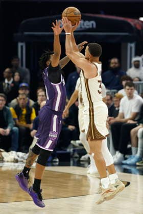 NBA, Basketball Herren, USA - Sacramento Kings at Golden State Warriors Golden State Warriors guard Stephen Curry (R) in action against Sacramento Kings guard Malik Monk (L) during the first half of an NBA game in San Francisco, California, USA, 07 April 2026. SAN FRANCISCO CALIFORNIA United States  Copyright: xJOHNxG.xMABANGLOx