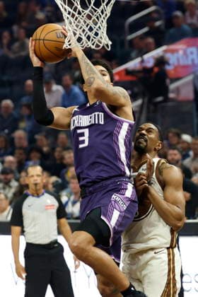 NBA, Basketball Herren, USA - Sacramento Kings at Golden State Warriors Sacramento Kings guard Killian Hayes (L) goes to the basket for two points as Golden State Warriors guard De Anthony Melton (R) defends during the first half of an NBA game in San Francisco, California, USA, 07 April 2026. SAN FRANCISCO CALIFORNIA United States  Copyright: xJOHNxG.xMABANGLOx
