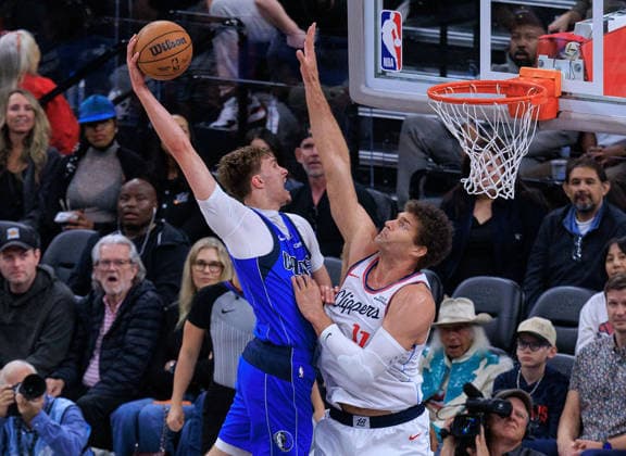 April 7, 2026, Inglewood, California, USA: Cooper Flagg 32 of the Dallas Mavericks goes for a dunk past Brook Lopez 11 of the LA Clippers during a 2026 NBA, Basketball Herren, USA regular season game on Tuesday April 7, 2026 at Intuit Dome Arena in Inglewood, California. JAVIER ROJAS PI Inglewood USA - ZUMAp124 20260407_zaa_p124_003 Copyright: xJavierxRojasx