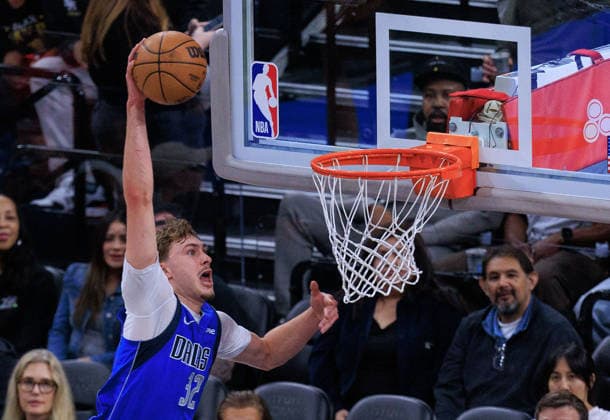 April 7, 2026, Inglewood, California, USA: Cooper Flagg 32 of the Dallas Mavericks goes for a dunk during a 2026 NBA, Basketball Herren, USA regular season game against the Los Angeles Clippers on Tuesday April 7, 2026 at Intuit Dome Arena in Inglewood, California. JAVIER ROJAS PI Inglewood USA - ZUMAp124 20260407_zaa_p124_006 Copyright: xJavierxRojasx