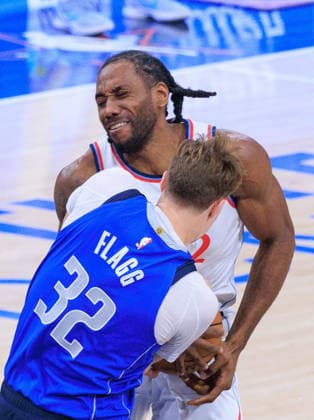 April 7, 2026, Inglewood, California, USA: Cooper Flagg 32 of the Dallas Mavericks battles for the ball with Kawhi Leonard 2 of the LA Clippers during a 2026 NBA, Basketball Herren, USA regular season game on Tuesday April 7, 2026 at Intuit Dome Arena in Inglewood, California. JAVIER ROJAS PI Inglewood USA - ZUMAp124 20260407_zaa_p124_011 Copyright: xJavierxRojasx
