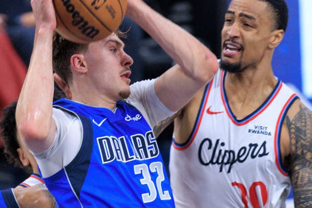 April 7, 2026, Inglewood, California, USA: Cooper Flagg 32 of the Dallas Mavericks wins a rebound from John Collins 20 of the LA Clippers during a 2026 NBA, Basketball Herren, USA regular season game on Tuesday April 7, 2026 at Intuit Dome Arena in Inglewood, California. JAVIER ROJAS PI Inglewood USA - ZUMAp124 20260407_zaa_p124_009 Copyright: xJavierxRojasx
