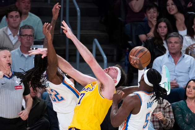 April 7, 2026, Los Angeles, California, USA: Los Angeles LakersÃ¢â‚¬â ¢ Drew Timme (17) vies the ball against Oklahoma City ThunderÃ¢â‚¬â ¢s Cason Wallace (22) and Luguentz Dort (5) during an NBA, Basketball Herren, USA basketball game at Crypto.com Arena on Tuesday, April 7, 2026 in Los Angeles. Los Angeles USA - ZUMAc68_ 20260407_zaf_c68_025 Copyright: xRingoxChiux