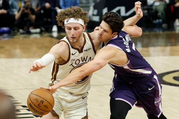NBA, Basketball Herren, USA - Sacramento Kings at Golden State Warriors Sacramento Kings forward Doug McDermott (R) and Golden State Warriors guard Brandin Podziemski (L) reach for a loose ball during the second half of an NBA game in San Francisco, California, USA, 07 April 2026. SAN FRANCISCO CALIFORNIA United States  Copyright: xJOHNxG.xMABANGLOx