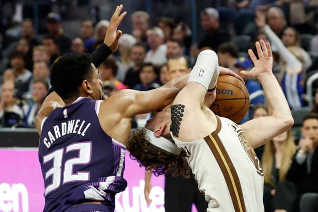 NBA, Basketball Herren, USA - Sacramento Kings at Golden State Warriors Golden State Warriors guard Brandin Podziemski (R) goes to the basket while drawing a foul by Sacramento Kings center Dylan Cardwell (L) during the second half of an NBA game in San Francisco, California, USA, 07 April 2026. SAN FRANCISCO CALIFORNIA United States  Copyright: xJOHNxG.xMABANGLOx