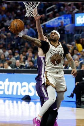NBA, Basketball Herren, USA - Sacramento Kings at Golden State Warriors Golden State Warriors guard Gary Payton II (R) goes under the basket for two points as Sacramento Kings center Maxime Raynaud (L) defends during the second half of an NBA game in San Francisco, California, USA, 07 April 2026. SAN FRANCISCO CALIFORNIA United States  Copyright: xJOHNxG.xMABANGLOx